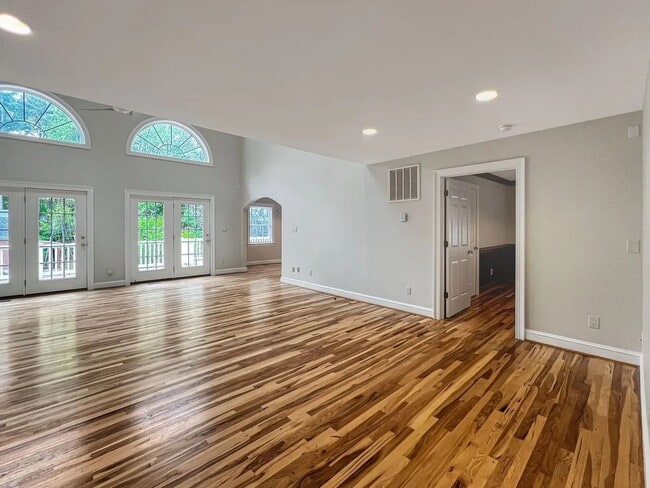 Building Photo - Secluded Near West End 5 bedroom