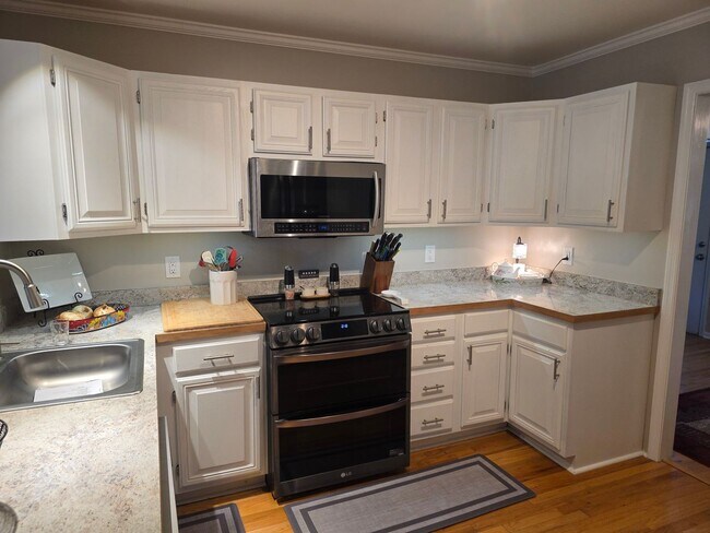 Building Photo - Beautiful 3 bedroom, 2 bath house with one car garage, located on Cummins Creek