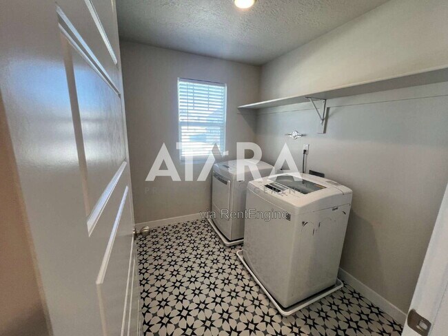 Building Photo - 1754 Oakwood Ln