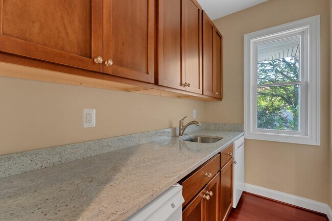 Building Photo - 7607 Newmarket Dr