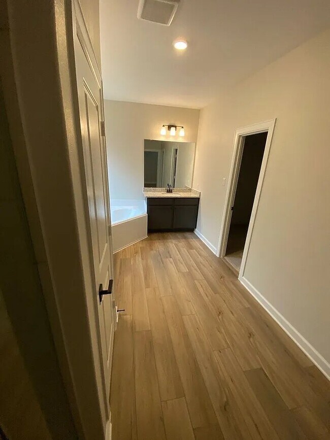 Building Photo - 2925 Floating Barque Dr