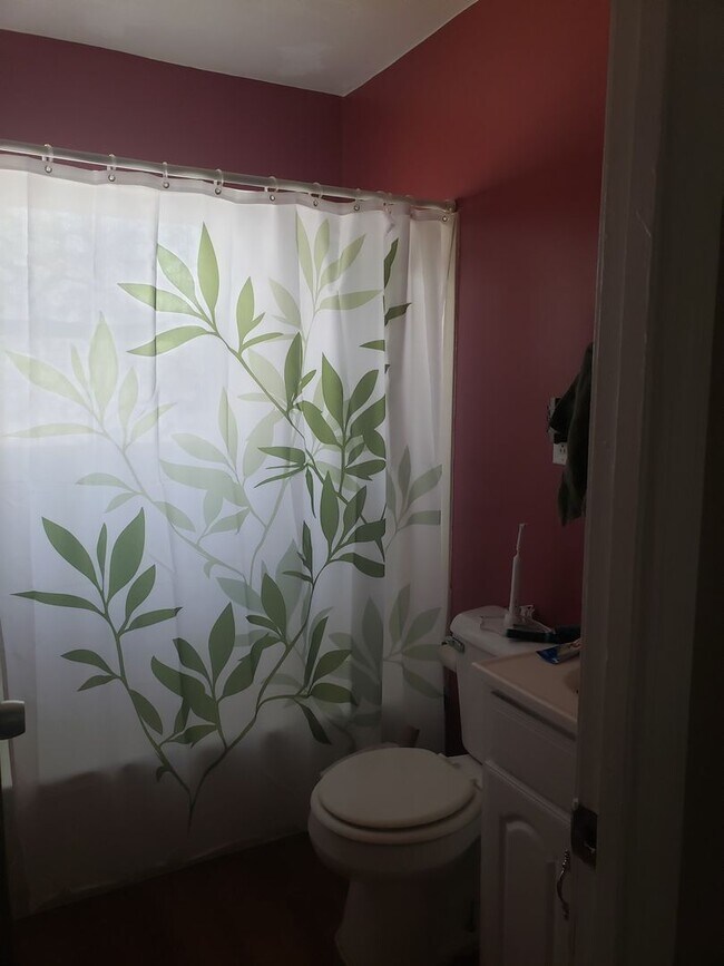 Building Photo - 3bed/1bath in Kenwood neighborhood