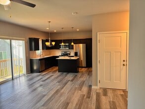 Building Photo - Spacious 3BR 2.5ba house in Urbandale, available NOW!