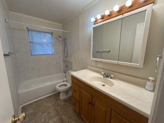 Building Photo - 2134 Circle Dr