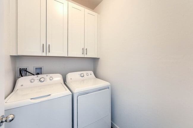Building Photo - MUST SEE 3 bedroom Home!