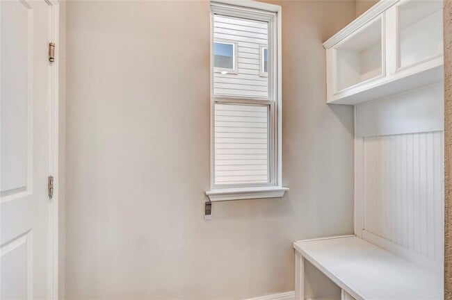 Building Photo - 218 Glass Mountains Wy