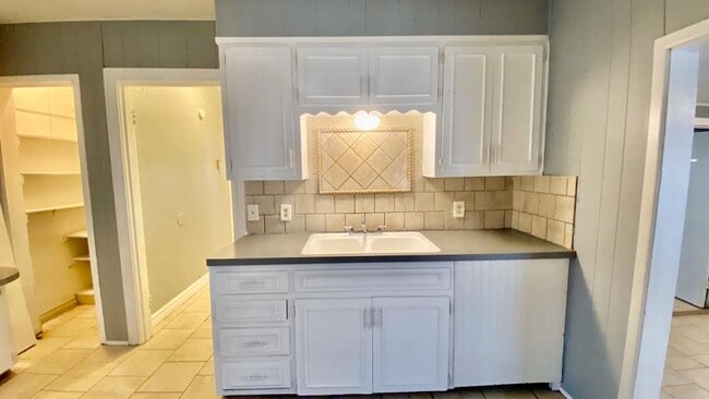 Building Photo - Handyman Special $0 First Month's Rent / “You fix, you SAVE BIG!!” Contact Mayshell for details: ...