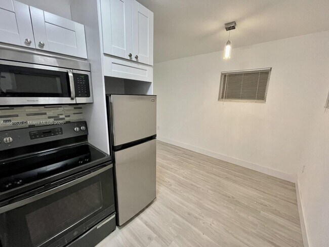 Building Photo - 218 Santillane Ave