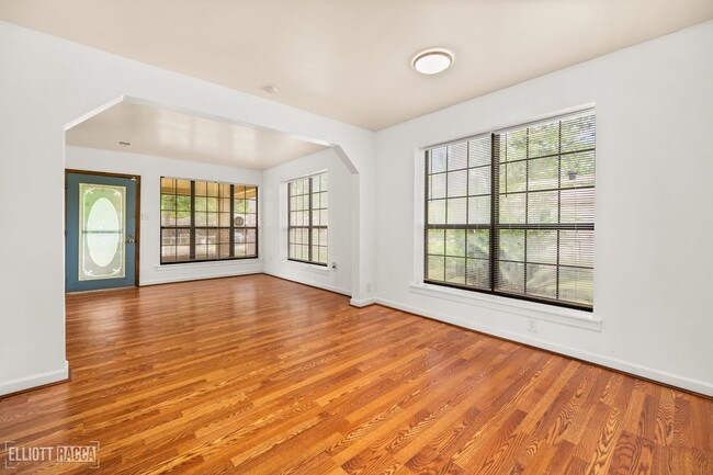 Building Photo - Check Out this 2 bed 1 bath in Alexandria