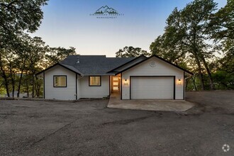 Building Photo - 4 bedroom 2.5 bathroom home with Panoramic...