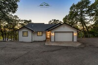 Building Photo - 4 bedroom 2.5 bathroom home with Panoramic...