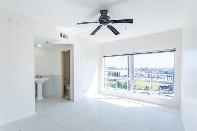 Building Photo - 1302 Marina Bay Dr