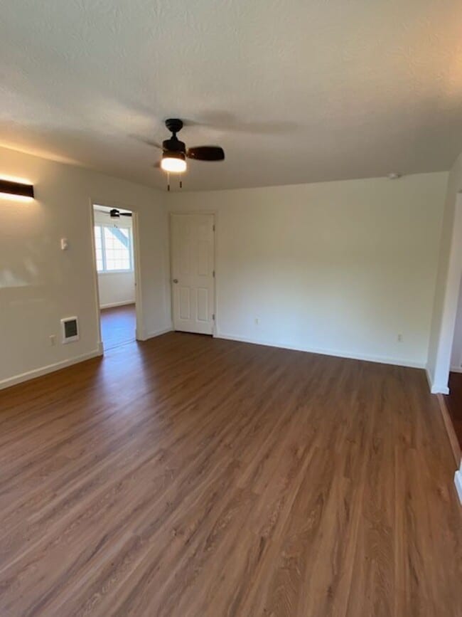 Building Photo - Updated Camas Townhome