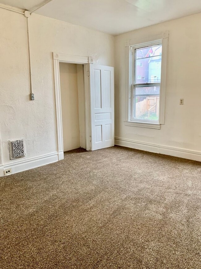 Building Photo - 4 Bed/ 2 Bath Large House in East Pittsburgh