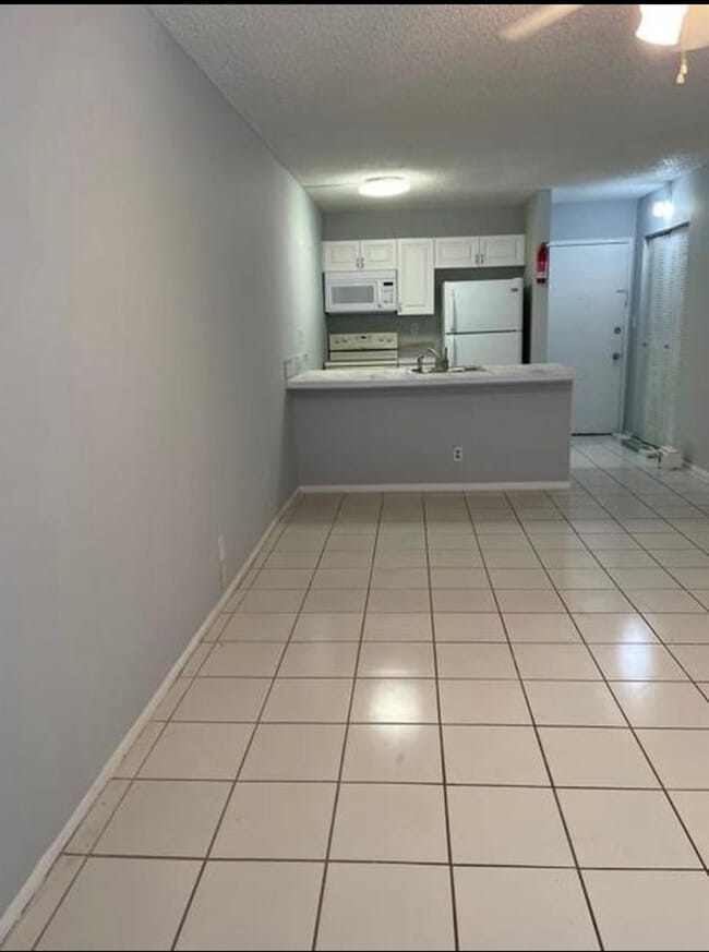 Building Photo - 2701 Riverside Dr