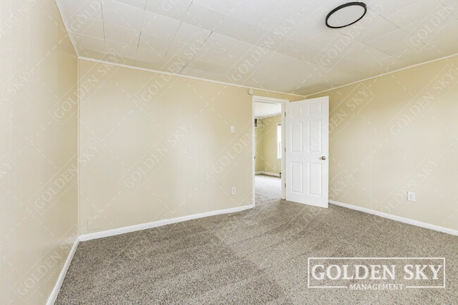 Building Photo - 628 W Memorial Dr