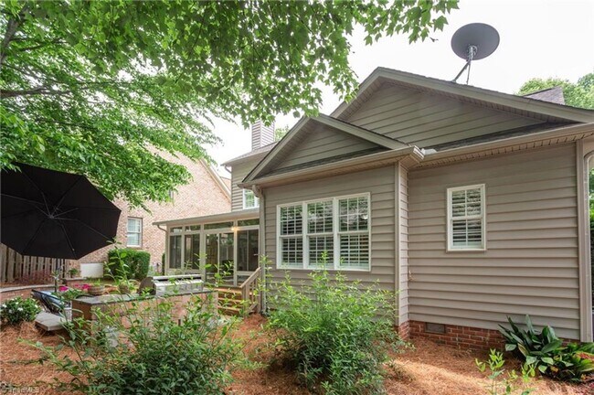 Building Photo - Spacious 4 Bedroom in Lake Jeanette - Larg...