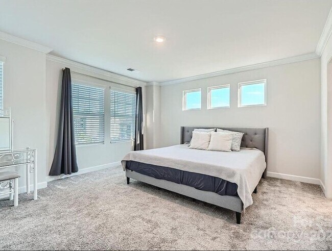 Building Photo - Spacious 4-Bed, 4-Bath Home with Modern Co...