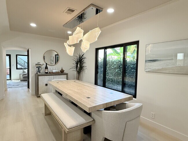 Building Photo - Experience Luxury at Windansea Beach: with...