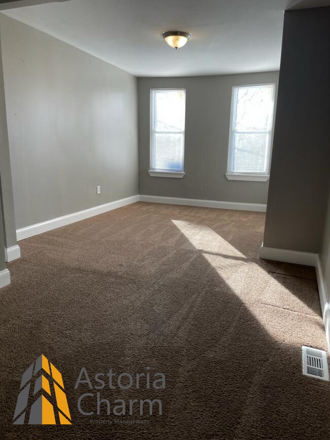 Building Photo - 3 Bedroom 1.5 Bath Spacious Bedrooms on Ashburton Street