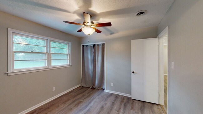 Building Photo - Precious updated 3 bed/1bath located in Oakleigh Heights