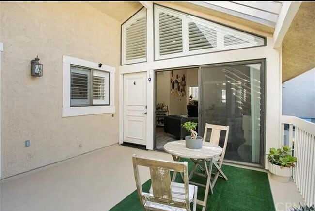 Building Photo - "Chic & Cozy 1-Bedroom Furnished Gem with ...