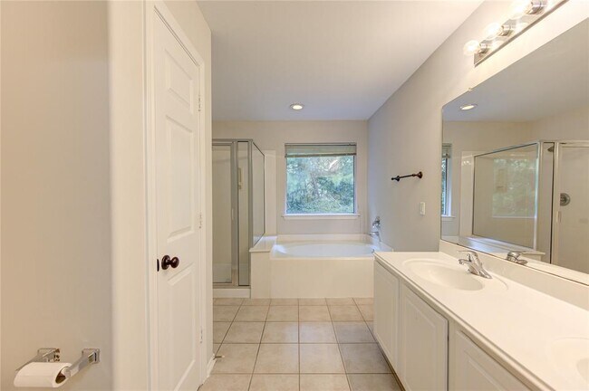 Building Photo - 15 Ledgestone Pl