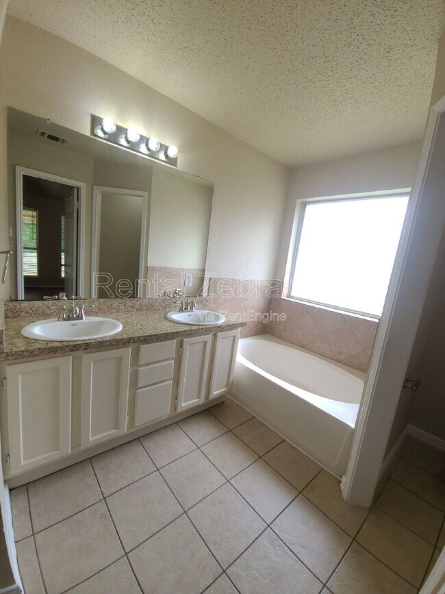 Building Photo - 7605 Misty Ridge Dr N