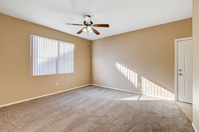 Building Photo - LOCATION! LOCATION! LOCATION! Move-in read...