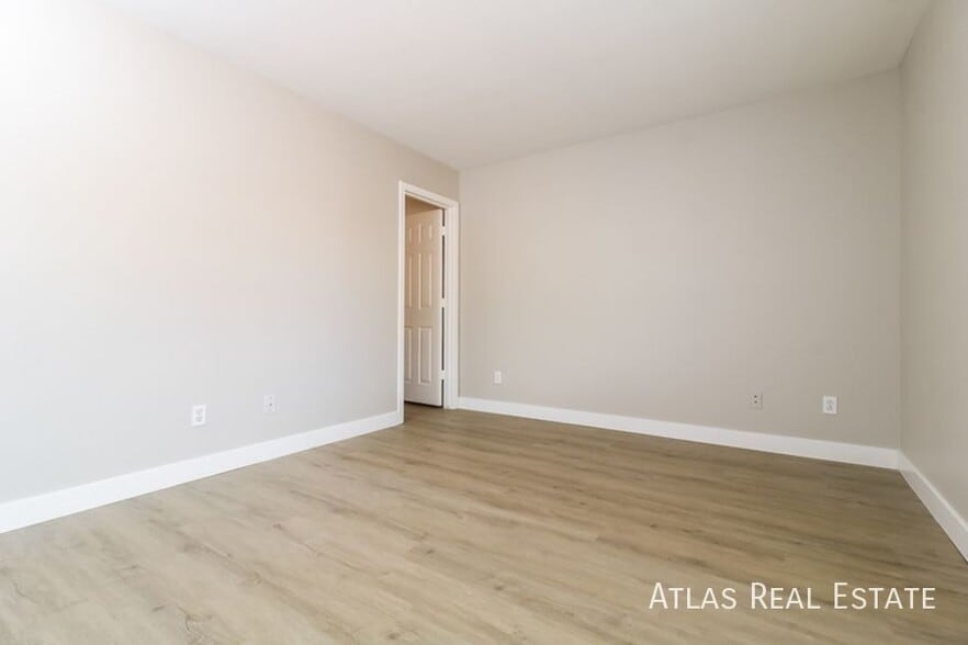 Building Photo - 12038 W Corrine Dr