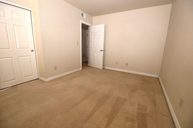 Building Photo - UPGRADED BELLA VITA 1 BEDROOM CONDO