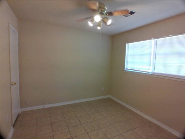 Building Photo - 1301 Glenmore Dr