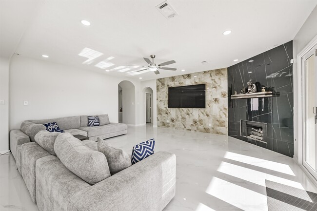 Building Photo - 2315 Bending Spring Dr