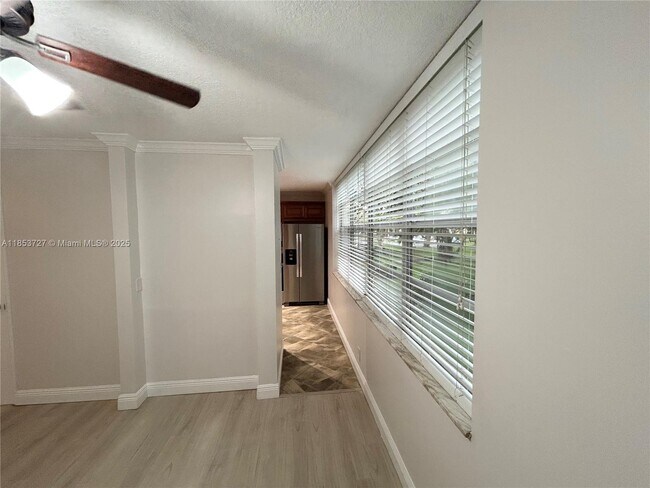 Building Photo - 9410 Live Oak Pl