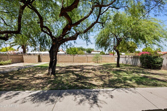 Building Photo - 5742 N 12th Pl