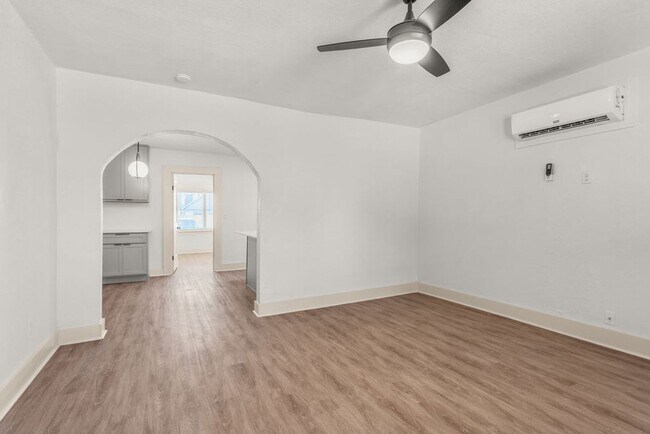 Building Photo - One Bedroom Boutique Apartment in the Plaza