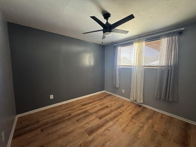 Building Photo - 4501 Pine Tree Dr