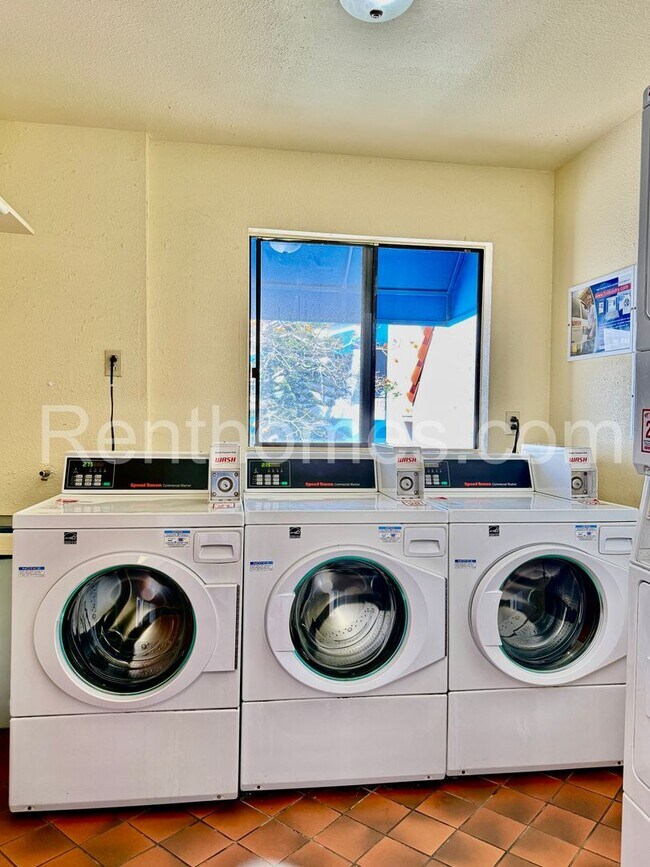 Building Photo - 8308 Regents Rd