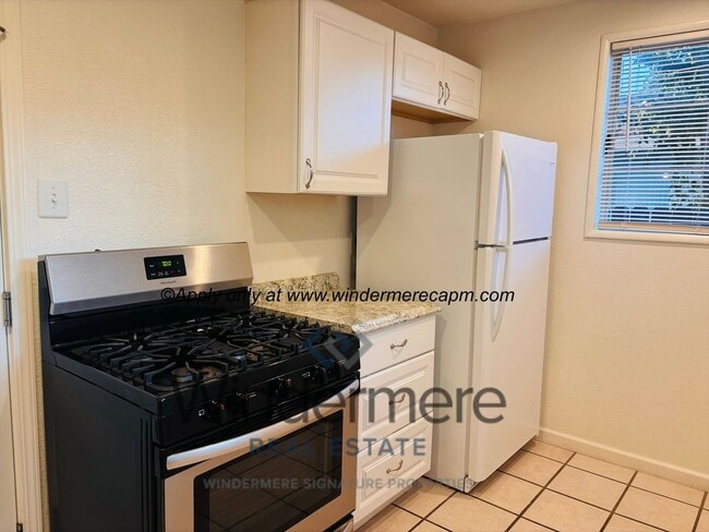 Building Photo - 2 bed/1 bath duplex in prime location! Wat...