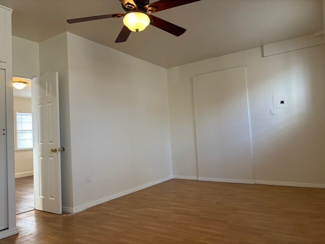 Building Photo - 916 N Screenland Dr