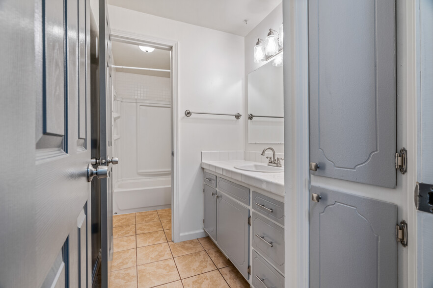 Building Photo - 404 Hillview Dr