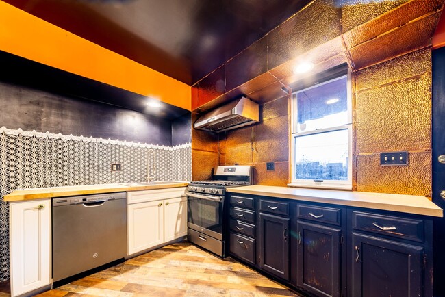 Building Photo - Available August 2026 - 2 Bedroom Home w/ LOADS of Character & Central AC Throughout!