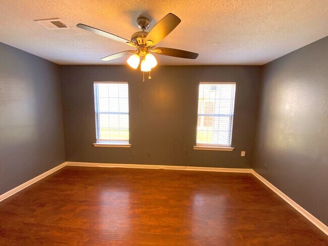 Building Photo - 4858 Royal Run Dr