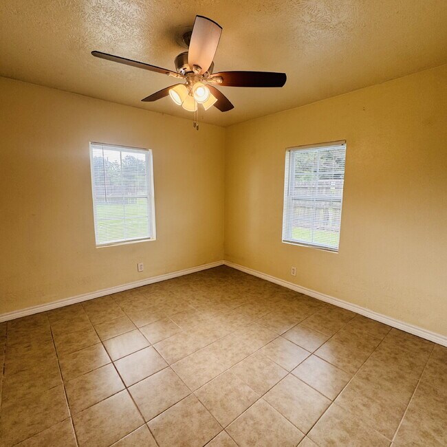 Building Photo - Now leasing this charming 2-Bedroom | 1-Bathroom Single-Family Home in Bridge City, TX