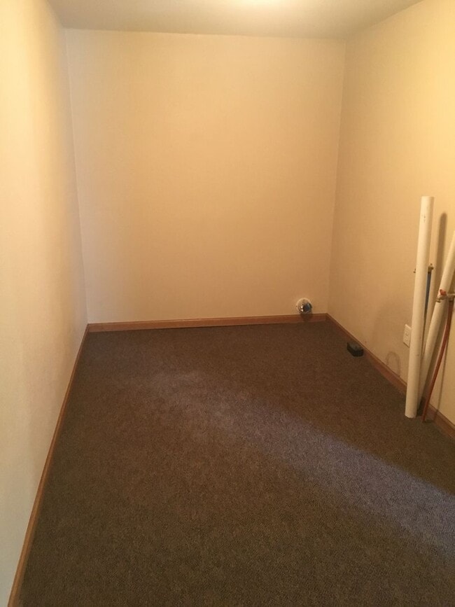 Building Photo - 3 Bed 1 Bath + Bonus Room and Yard