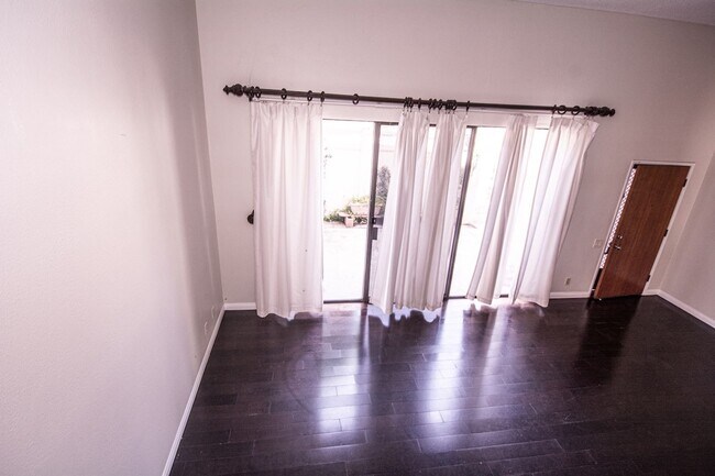 Building Photo - 848 W Huntington Dr