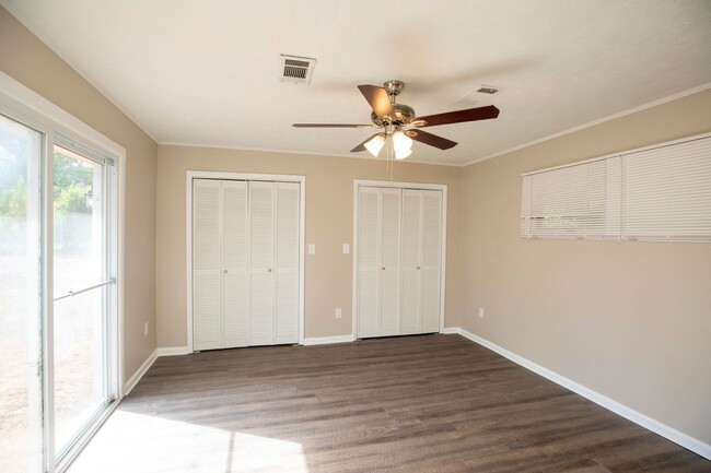 Building Photo - ** 4 Bed 2 Bath located in Rosemont Height...