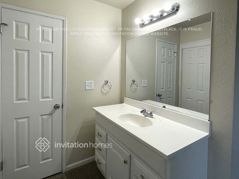 Building Photo - 555 Spruce St