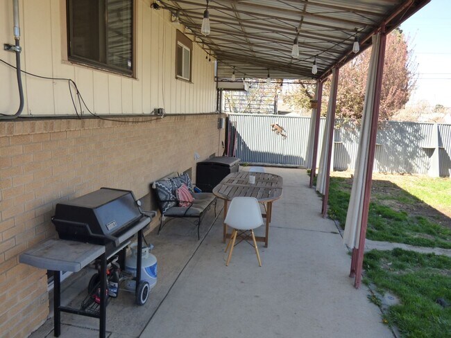 Building Photo - $0 DEPOSIT OPTION! Beautifully Upgraded 3-...