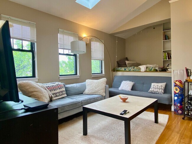 Building Photo - HOT CAMBRIDGE LISTING!!!!!
